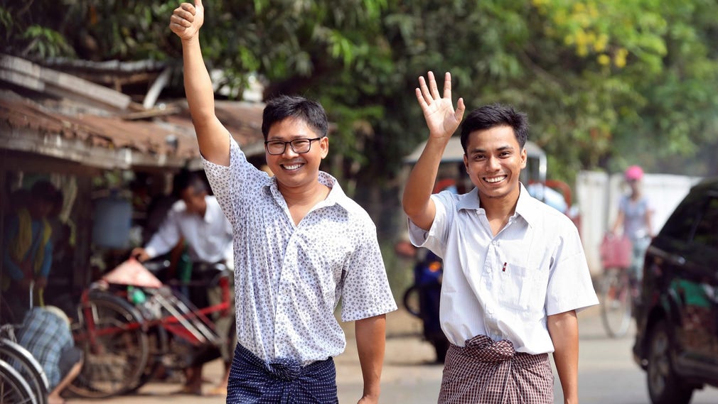 Journalisterna Wa Lone och Kyaw Soe Oo jublar sedan de släppts efter 18 månader i fängelse.