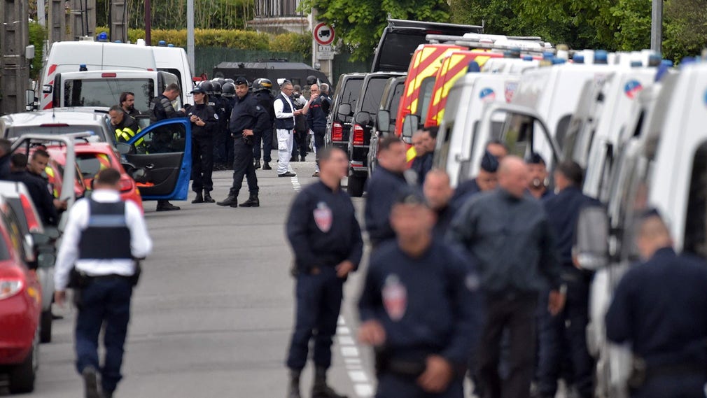 En beväpnad 17-årig pojke har tagit minst fyra personer som gisslan i en tobaksbutik i Blagnac, utanför Toulouse.