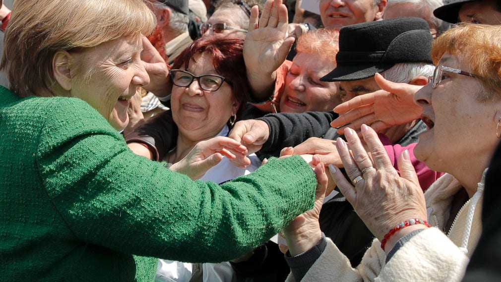 Tysklands Angela Merkel är mycket populär bland de Sibiubor som slöt upp till toppmötet. De jublade och applåderade när hon anlände.
