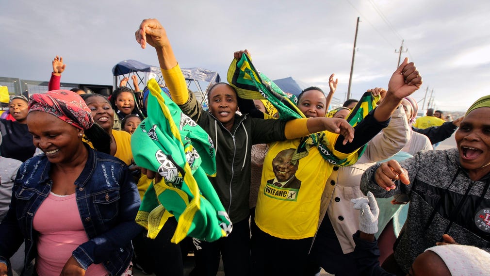 ANC-supportrar firar utanför en vallokal i Kapstaden.