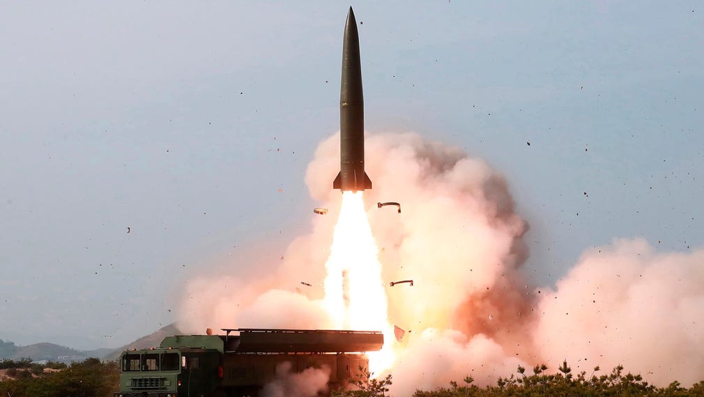 Nordkoreanska regimen har offentliggjort bilder på lördagens testskjutning av kortdistansmissiler.