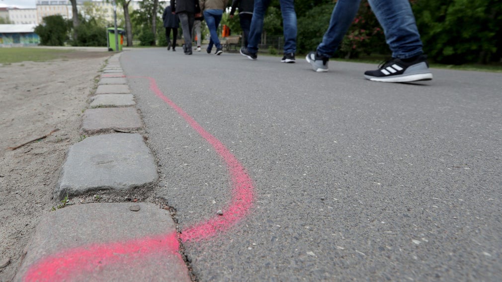 Parkchefen i Görlitzer park har med rosa sprejfärg markerat ut zoner där drogförsäljare ska stå.