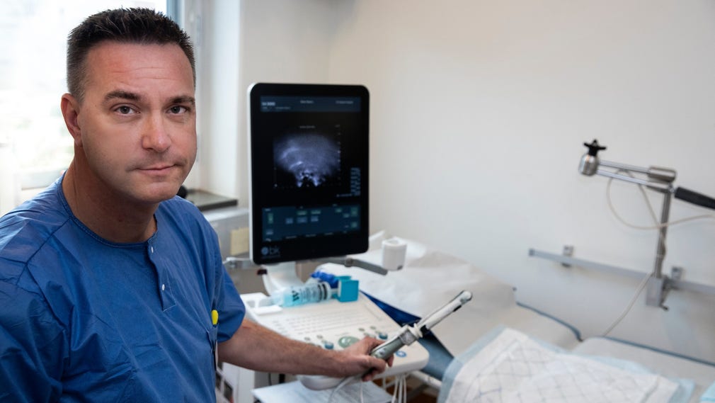Urolog Andreas Thorstenson visar utrustningen som används för att ta riktade vävnadsprov på Prostatacancercentrum vid Capio S:t Görans Sjukhus.