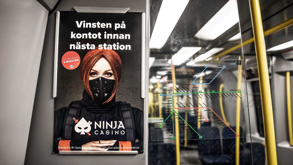 Reklam för Ninja Casino på tunnelbanan.