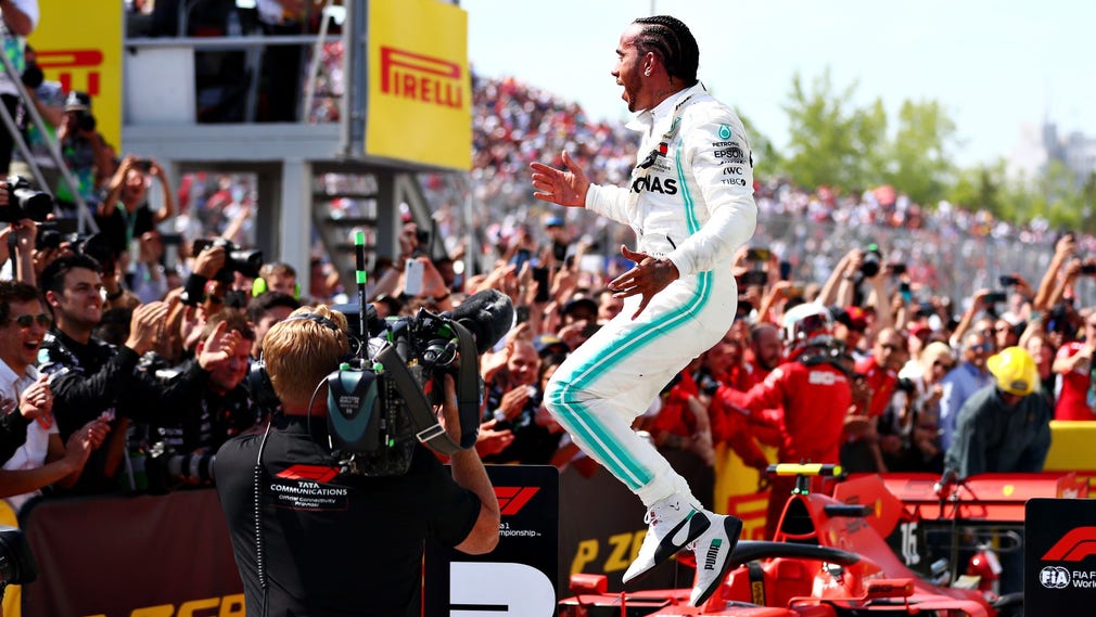 Lewis Hamilton firar segern i Montreal.