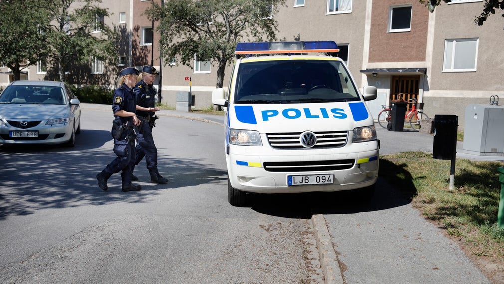 En 23-årig man och hans hund sköts ihjäl utanför sitt hem i Blackeberg.
