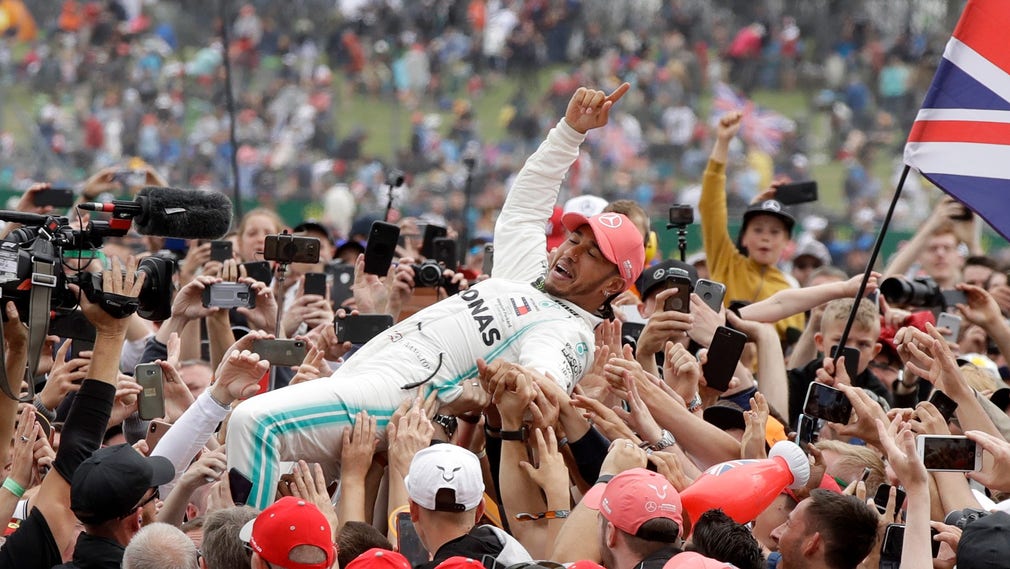 Lewis Hamilton firas efter segern i Storbritanniens GP.