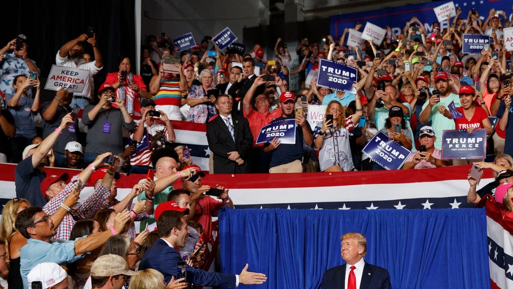 Donald Trump hetsar sin publik på ett kampanjmöte i Greenville i North Carolina.