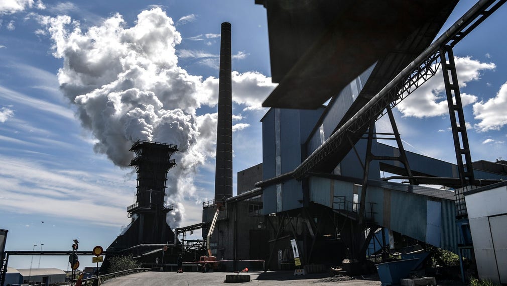 Statliga ståltillverkaren SSAB:s koksverk i Oxelösund är en del av den svenska basindustrin som står för nästan en tredjedel av landets exportinkomster.