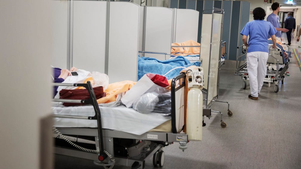 DN besökte Danderyds sjukhus 2017. Då upplevde man på sjukhuset en ohållbar situation där patienter fick ligga i korridoren och i kulvertarna på grund av platsbrist.