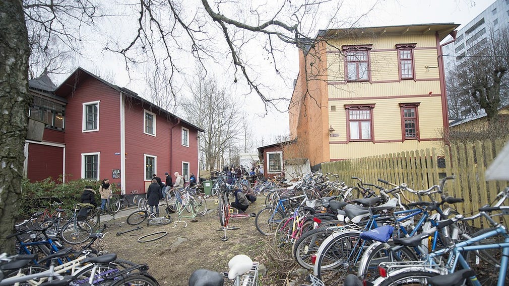 I en rapport har bostadsrättsägare gett sin syn på delat boende. Majoriteten önskar inte dela sitt boende med andra. När det kommer till verktyg, böcker, bilar och cyklar är benägenheten att dela däremot högre. På bilden syns cykelköket i Hagalund, Solna där man mot en avgift få tillgång till reservdelar och verktyg för att laga sin cykel.