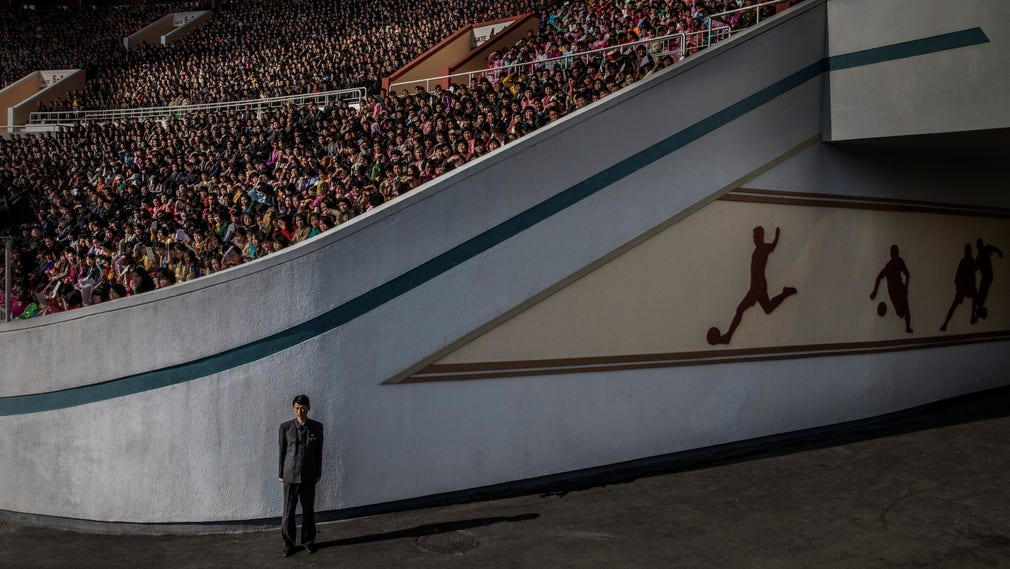 Publiken i ett fullsatt Kim Il Sung stadium i Pyongyang i Nordkorea.
