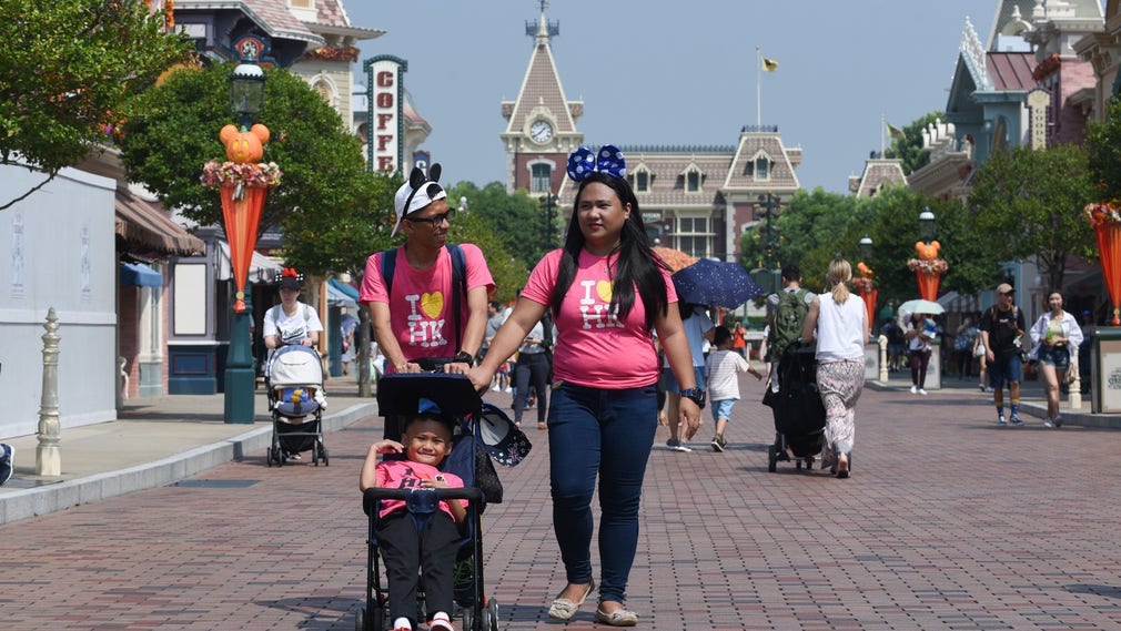 Rowell Codizal och Merzalie Codizal från Filippinerna behöver inte trängas inne på Disneyland. Sedan protesterna började har parken tappat många besökare.