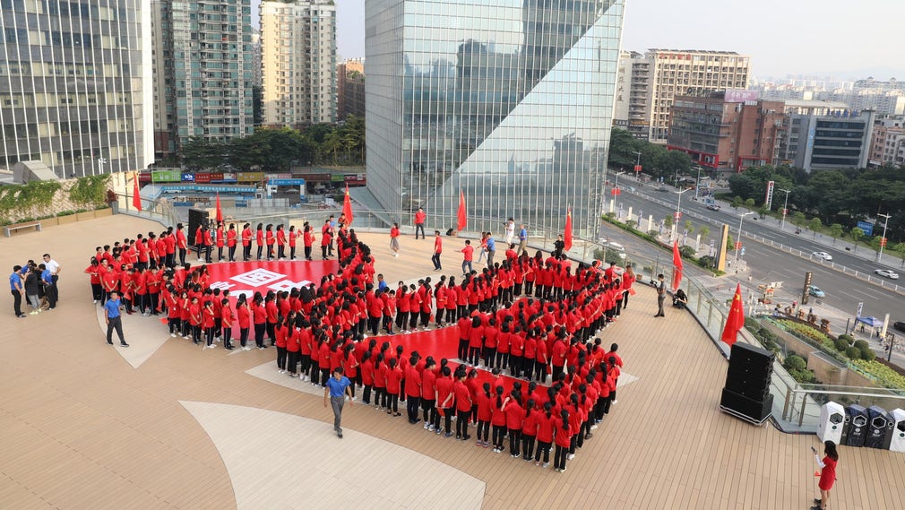 I Dongguan firar All-China Youth Federation 70-årsjubileet av grundandet av Folkrepubliken Kina genom att ställa sig i en formation av siffran 70, 27 september 2019.