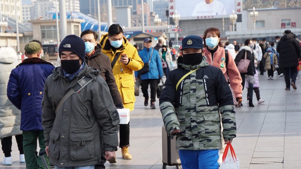 Pekings medborgare bär munskydd när de är ute på stadens gator.