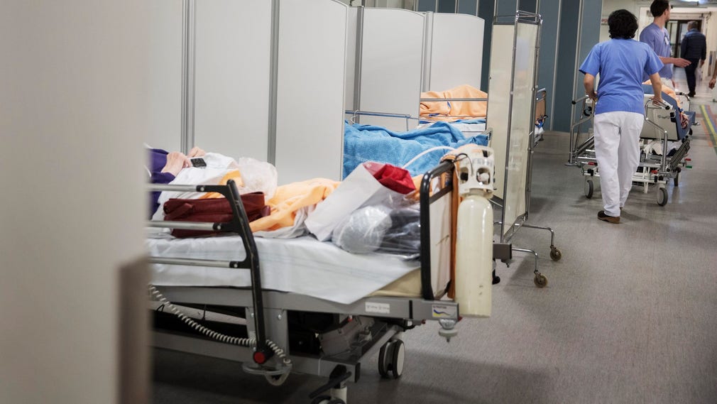 Korridor i Danderyds sjukhus, ett av sjukhusen i Region Stockholm där vårdpersonal varslades om uppsägning under hösten.