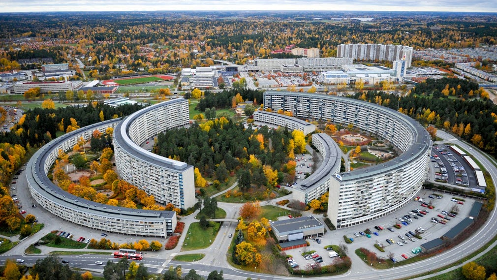 Det fanns arkitekter som såg skönhet i det storskaliga och förmådde att gestalta detta väl – i Grindtorp i Täby till exempel, skriver Jöran Lindvall.