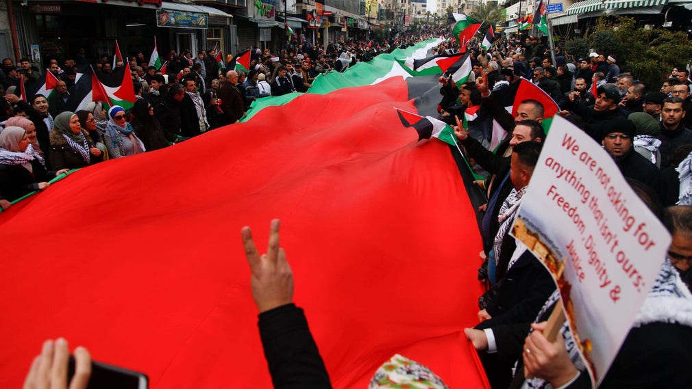 Protester mot president Trumps fredsplan i Ramallah på tisdagen.