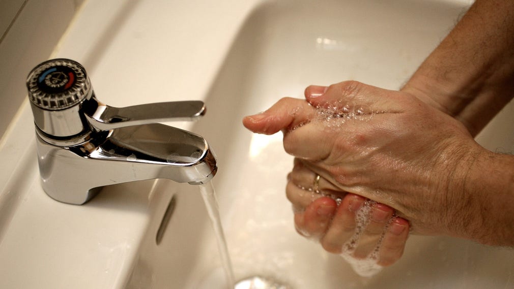 En vanlig form av tvång är att man upprepat tvättar händerna eller duschar på grund av rädsla för smuts och smitta.