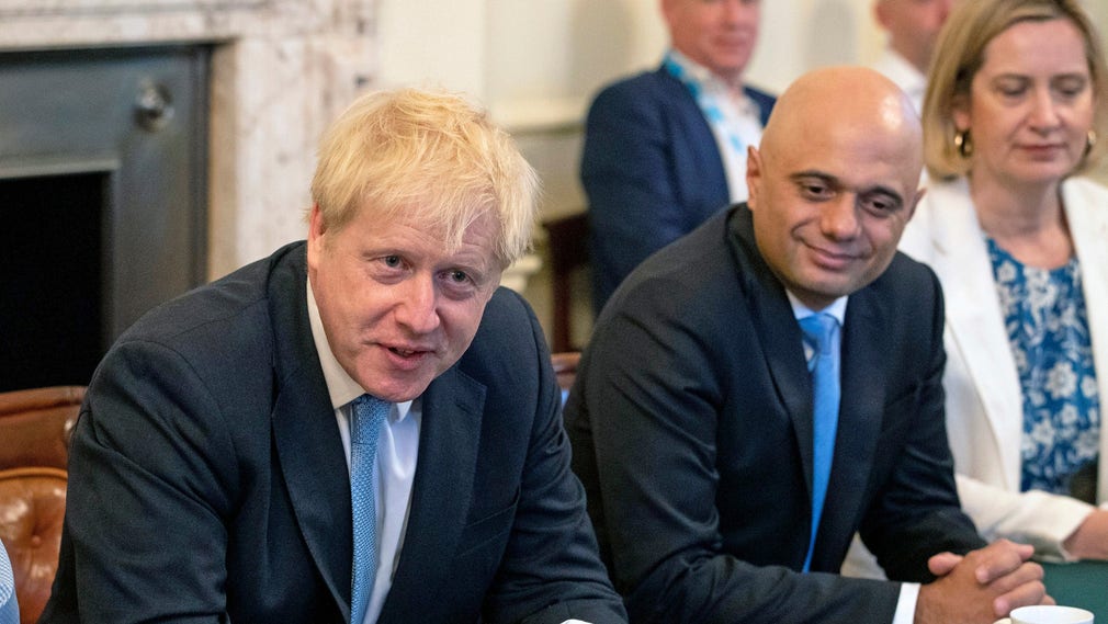 Premiärminister Boris Johnson och tidigare finansministern Sajid Javid, som avgick på torsdagen.