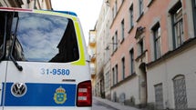 Två personer hittades blodiga i en källare på Södermalm på söndagskvällen.