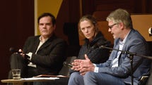 Uwe Tellkamp och Durs Grünbein med moderatorn Karin Grossmann under debatten i Dresden 2018.