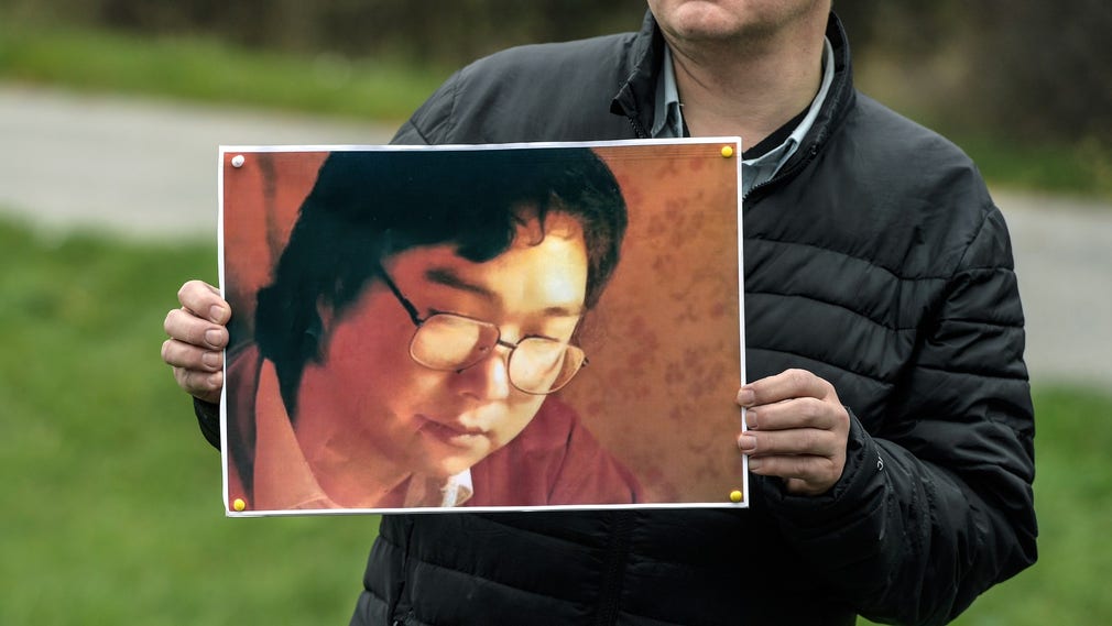 Foto på Gui Minhai under en stöddemonstration utanför Kinas ambassad i Sverige 2018.