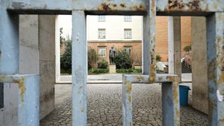 Stängda grindar framför en skola i Rom den 5 mars, efter att Italien stängde alla skolor och universitet för att förhindra spridning av det nya coronaviruset.