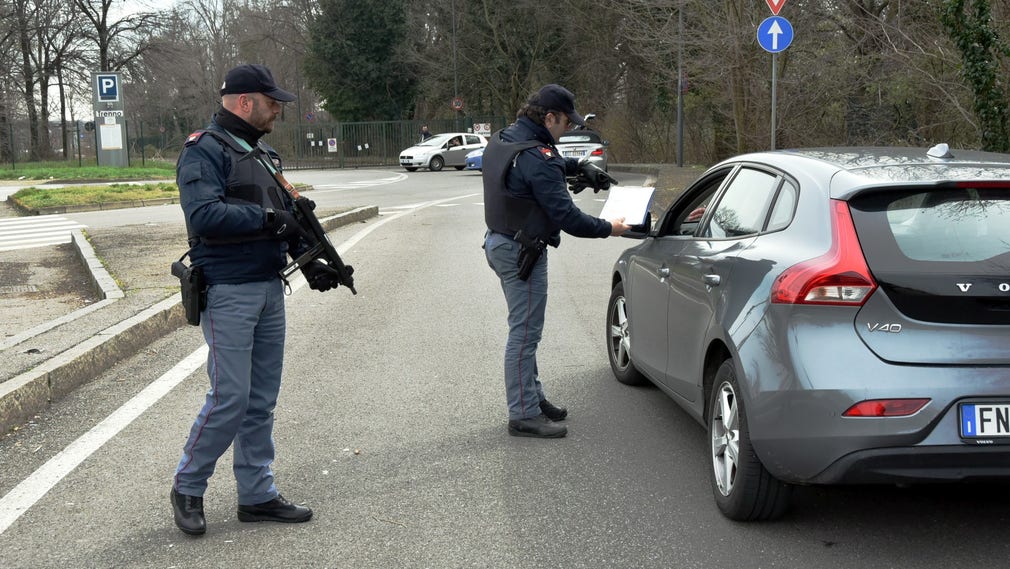 Vid vägspärrar i Milano kontrollerar polisen om trafikanterna har giltiga skäl att köra omkring på vägarna under de rådande karantänbestämmelserna.