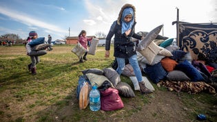 Doyuran, Turkiet, på gränsen till Grekland. Asmaa Rashid, 21. hämtar kuddar som har skänkts, inför natten med sin familj.