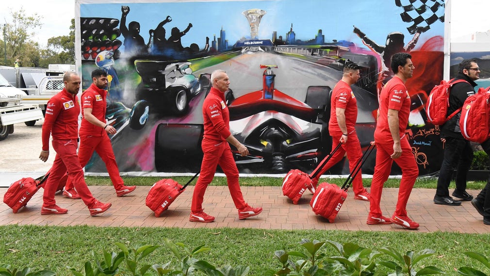 Ferrari-personal på väg att packa ihop efter att tävlingen ställts in.