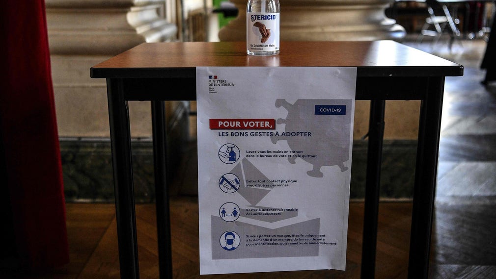 Fransmännen får noggranna instruktioner för hur de ska minska smittrisken när de går och röstar i lokalvalen på söndagen.