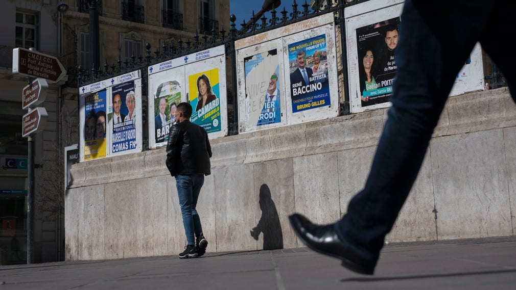 Kampanjaffischer i Marseille inför lokalvalen i Frankrike på söndagen.