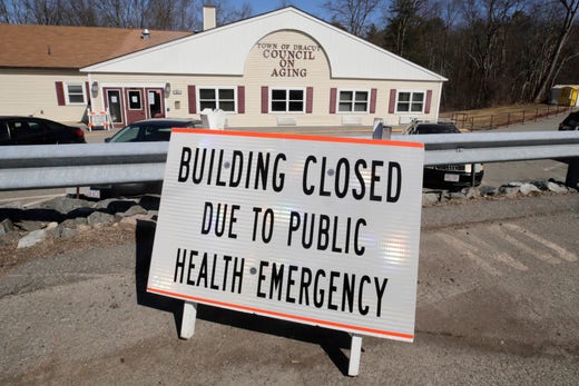 En skylt som informerar om att Rådet för åldrande och seniorer har stängt sin byggnad i staden Dracut i Massachusetts på grund av spridningen av det nya coronaviruset.