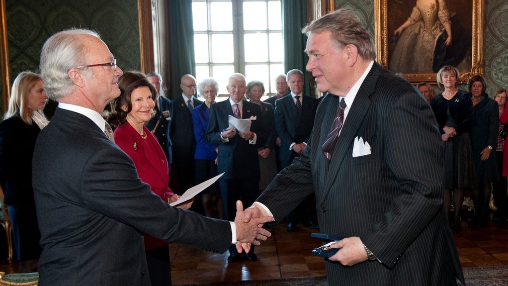 Knut Hendriksen tar emot medaljen Litteris et Artibus av kungen.