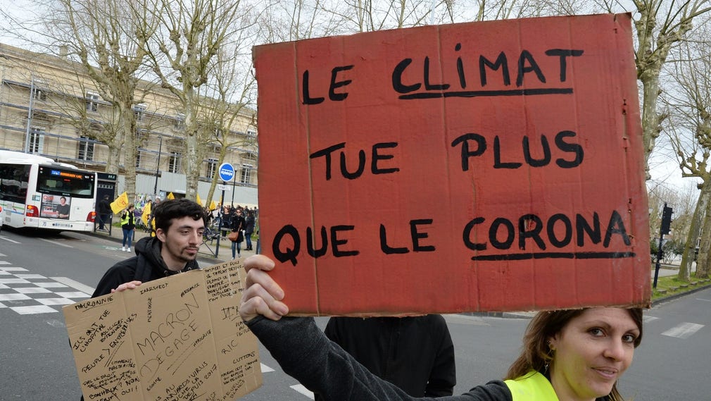 ”Klimatet dödar fler än corona” står det på en demonstrants plakat i Bordeaux, Frankrike.