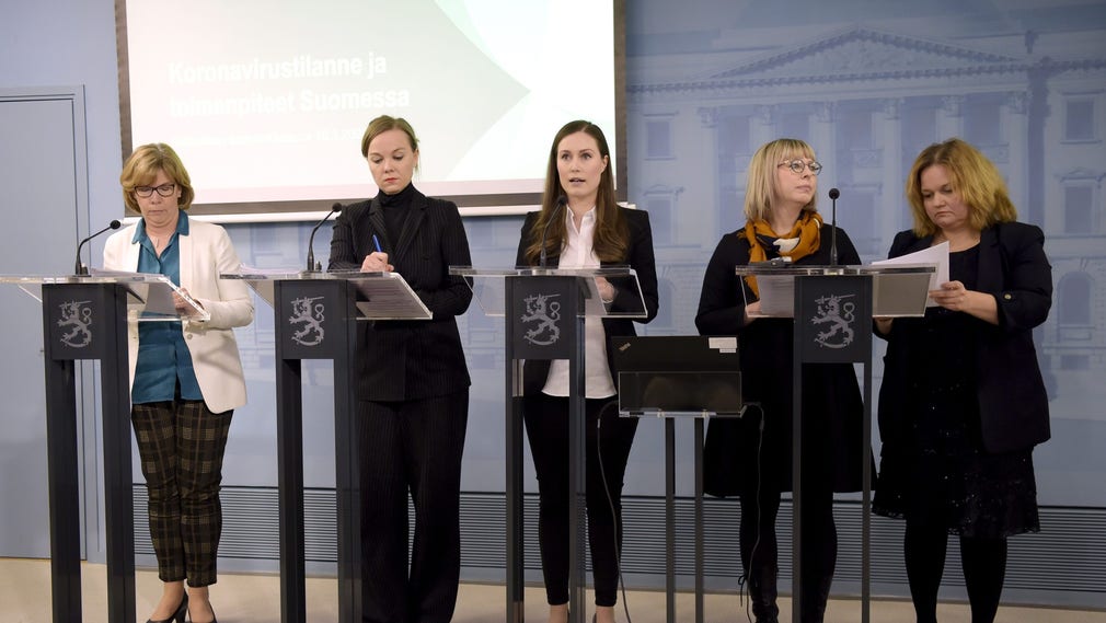 Finlands statsminister Sanna Marin (i mitten) säger att andra länder visat intresse för landets beredskapslager.