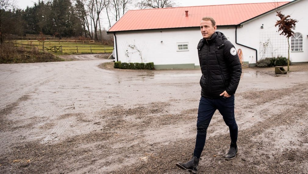 I stället för att tävla är Peder Fredricson hemma på gården i Skåne.