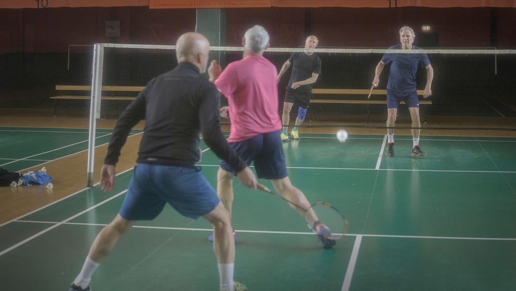 Vissa kan inte hålla sig borta från badmintonen. ”Det är lite som ett vuxendagis här kan man säga”, säger Per Baumann.