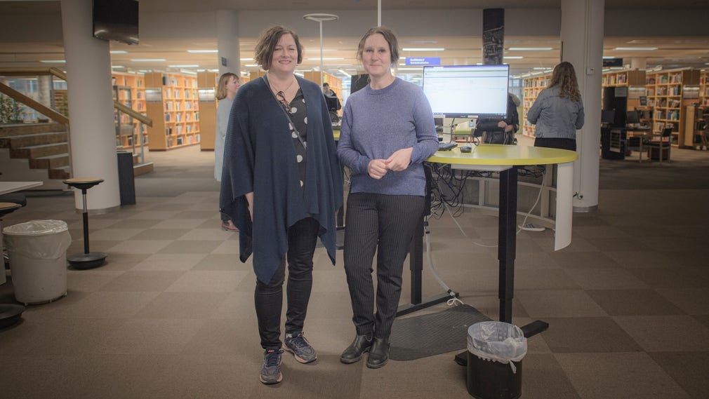 Ingela Tång och Annika Zachrisson hjälpte studenter som letade kurslitteratur inför universitetets distansundervisning.