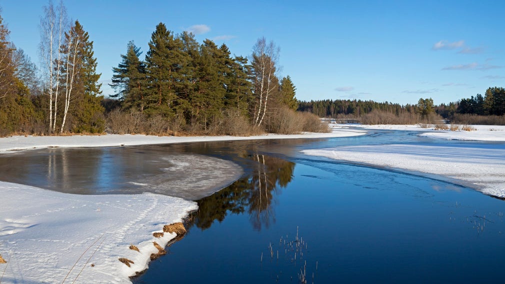 Istasjöns utlopp i Dalälven, som man brukar säga utgör den södra gränsen mot Norrland.