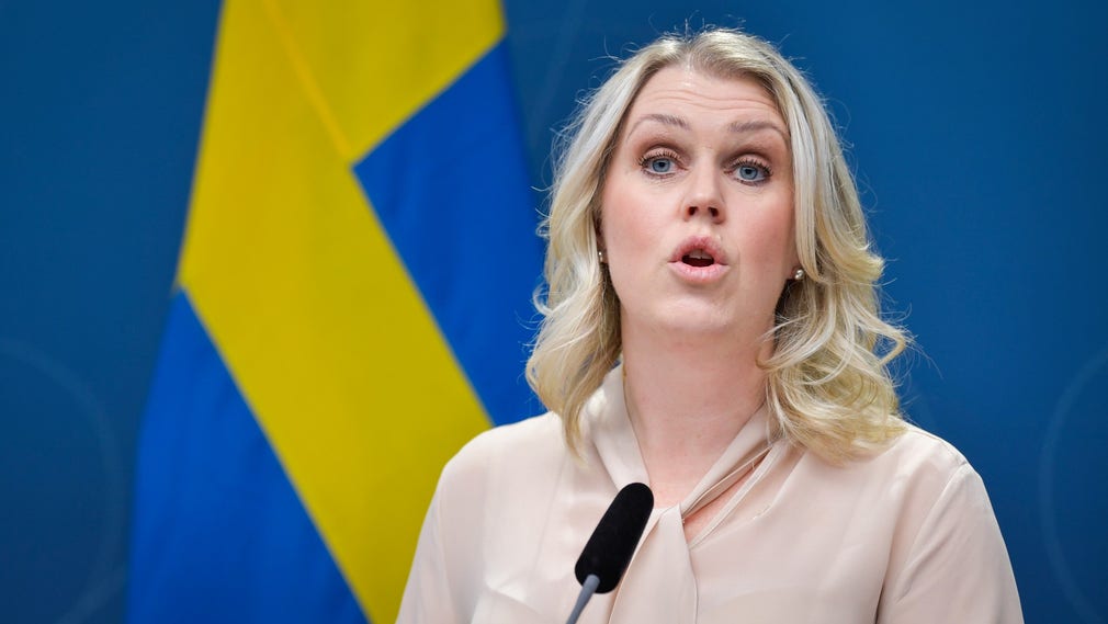 Socialminister Lena Hallengren under pressträffen där hon kritiserar krisberedskapen.