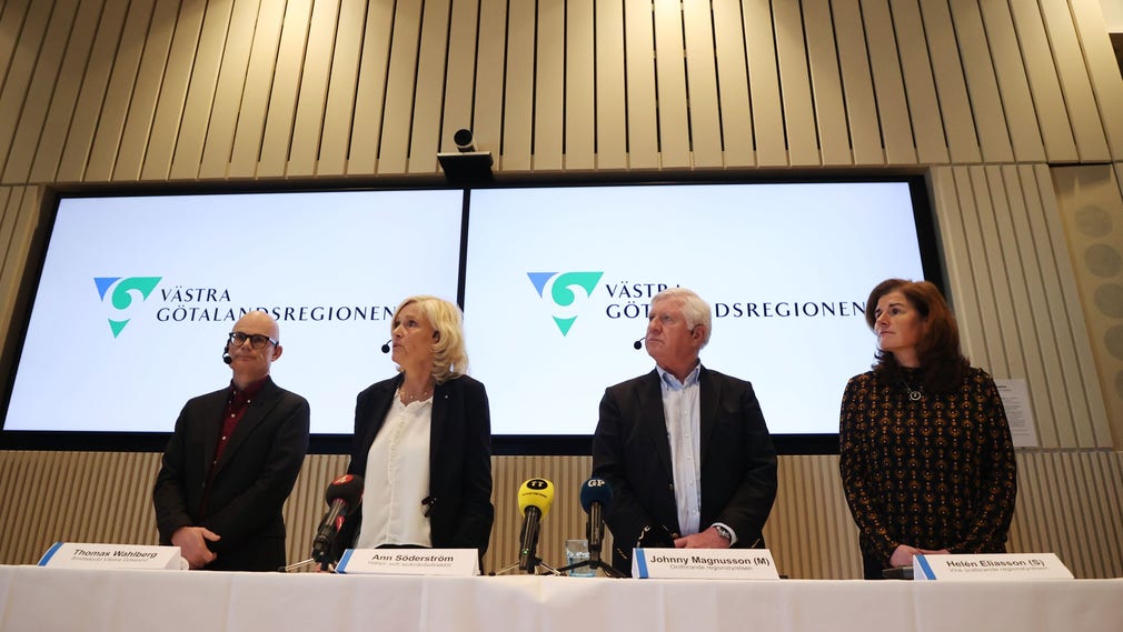 Thomas Wahlberg från smittskydd Västra Götaland, Ann Söderström, hälso- och sjukvårdsdirektör, Johnny Magnusson (M), ordförande regionstyrelsen och Helén Eliasson (S), vice ordförande regionstyrelsen).