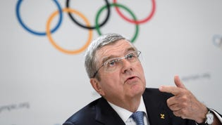 IOK-ordföranden Thomas Bach vill inte spekulera om OS men säger att man tittar på olika scenarier.
