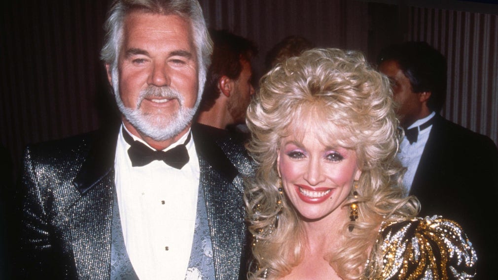 Kenny Rogers tillsammans med en annan countrystjärna, Dolly Parton, 1988.