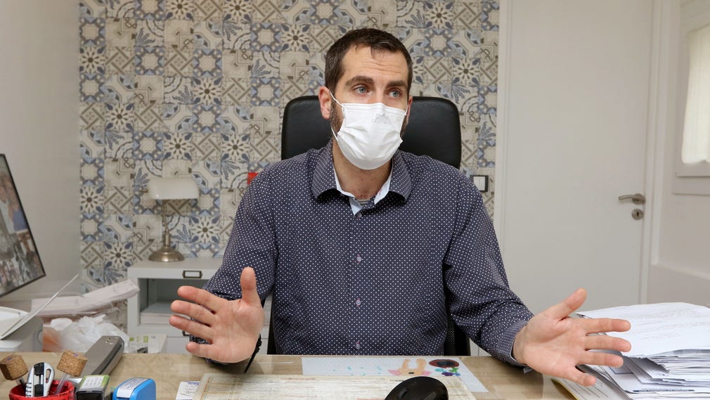 Enligt doktor Xavier Vallon är det stor brist på viktig skyddsutrustning för vårdpersonalen, som effektiva munskydd. Det han själv har skyddar möjligen patienterna men inte honom själv, säger han.