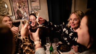 Sandra Inderberg, Michaela Janerfelt och Louise Carlén skålar med Malin Silvander och Josefine Fransson. Vännerna äter ute för att stötta restaurangbranschen som drabbats hårt av coronakrisen.