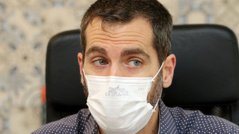 Enligt doktor Xavier Vallon är det stor brist på viktig skyddsutrustning för vårdpersonalen, som effektiva munskydd.