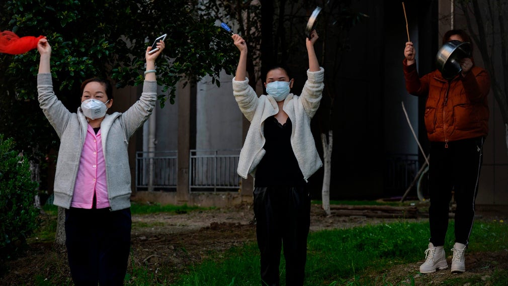 Invånare i Wuhan slår i kastruller mot varandra för att tacka vårdpersonal från andra delar av Kina som nu lämnar staden efter att virusspridningen har minskat. Tre dagar i rad har ingen ny smittad i covid-19 rapporterats i Wuhan.