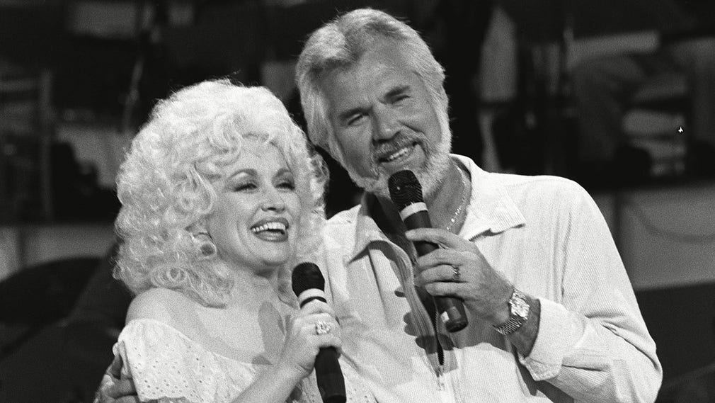 Kenny Rogers med Dolly Parton på scen 1983, samma år som de sjöng ”Islands in the stream”.